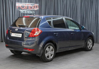 Подержанный автомобиль Kia Ceed Hatchback 2010 года (5 фото)