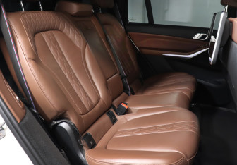 Подержанный автомобиль BMW X7 2021 года (19 фото)