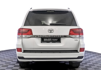Подержанный автомобиль Toyota Land Cruiser Suv 2015 года (6 фото)