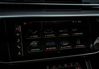 Подержанный автомобиль Audi S8 2020 года (27 фото)