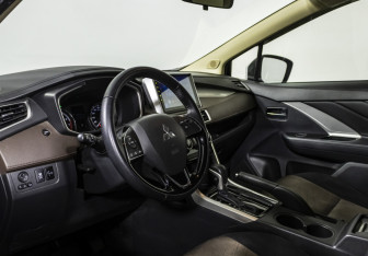Подержанный автомобиль Mitsubishi Xpander 2022 года (10 фото)