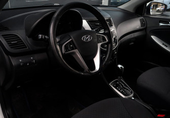 Подержанный автомобиль Hyundai Solaris Hatchback 2013 года (11 фото)