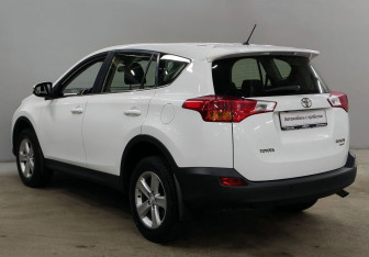 Подержанный автомобиль Toyota RAV4 2013 года (7 фото)