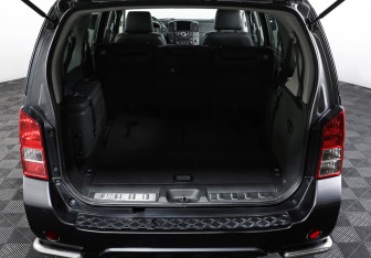 Подержанный автомобиль Nissan Pathfinder 2011 года (10 фото)