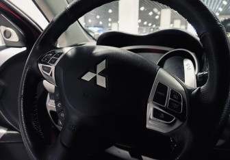 Подержанный автомобиль Mitsubishi Outlander 2008 года (10 фото)