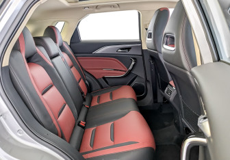 Новый FAW Bestune T77 2024 (12 фото)