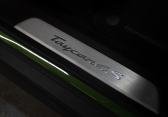 Подержанный автомобиль Porsche Taycan 2022 года (26 фото)