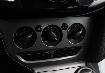 Подержанный автомобиль Ford Focus Sedan 2011 года (16 фото)