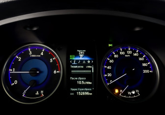 Подержанный автомобиль Toyota Hilux 2016 года (13 фото)