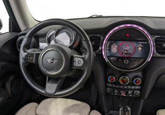 Подержанный автомобиль MINI Hatch 2021 года (26 фото)