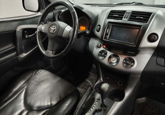 Подержанный автомобиль Toyota RAV4 2006 года (11 фото)