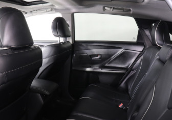 Подержанный автомобиль Toyota Venza 2015 года (12 фото)