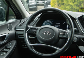 Подержанный автомобиль Hyundai Sonata 2020 года (11 фото)