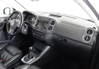 Подержанный автомобиль Volkswagen Tiguan 2011 года (10 фото)