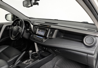 Подержанный автомобиль Toyota RAV4 2016 года (13 фото)