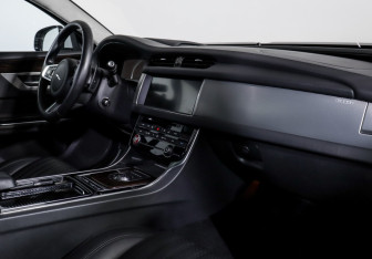 Подержанный автомобиль Jaguar XF Sedan 2018 года (9 фото)