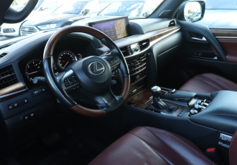 Подержанный автомобиль Lexus LX 2020 года (12 фото)