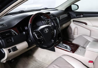 Подержанный автомобиль Toyota Camry Sedan 2012 года (15 фото)