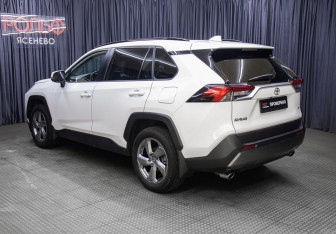Подержанный автомобиль Toyota RAV4 2021 года (7 фото)