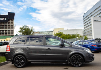 Подержанный автомобиль Opel Zafira Compactvan 2011 года (3 фото)
