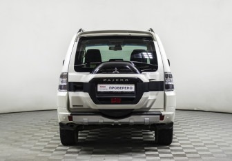 Подержанный автомобиль Mitsubishi Pajero 2014 года (6 фото)