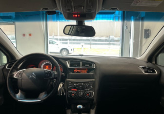 Подержанный автомобиль Citroen C4 Hatchback 2012 года (15 фото)