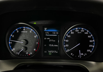Подержанный автомобиль Toyota RAV4 2017 года (11 фото)