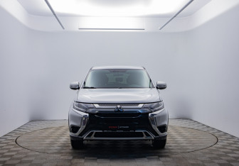 Подержанный автомобиль Mitsubishi Outlander 2019 года (2 фото)