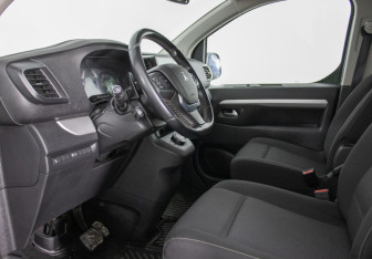 Подержанный автомобиль Peugeot Traveller 2018 года (8 фото)