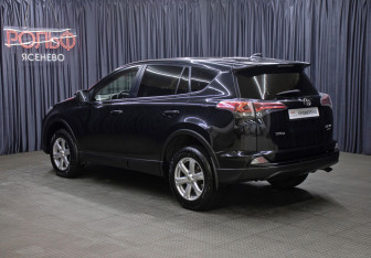 Подержанный автомобиль Toyota RAV4 2015 года (7 фото)