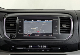 Подержанный автомобиль Peugeot Traveller 2018 года (15 фото)