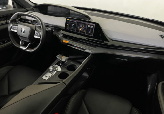 Подержанный автомобиль Changan UNI-V 2023 года (9 фото)