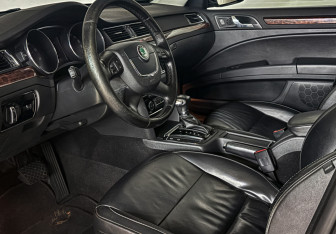 Подержанный автомобиль Skoda Superb Liftback 2011 года (13 фото)