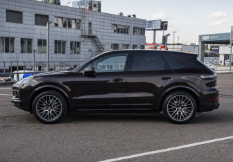 Подержанный автомобиль Porsche Cayenne 2019 года (9 фото)