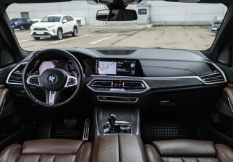 Подержанный автомобиль BMW X5 2020 года (18 фото)