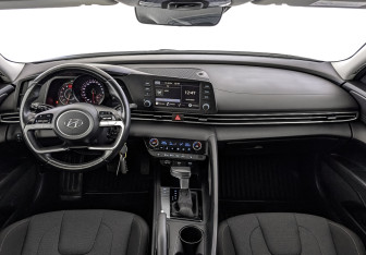 Подержанный автомобиль Hyundai Elantra Sedan 2021 года (14 фото)