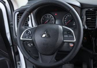 Подержанный автомобиль Mitsubishi Outlander 2022 года (17 фото)