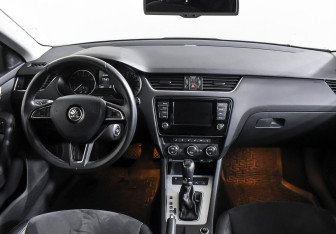 Подержанный автомобиль Skoda Octavia Liftback 2015 года (9 фото)