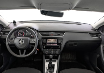 Подержанный автомобиль Skoda Octavia Liftback 2018 года (14 фото)