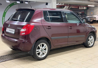 Подержанный автомобиль Skoda Fabia Hatchback 2009 года (4 фото)