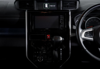 Подержанный автомобиль Toyota Tank 2018 года (13 фото)