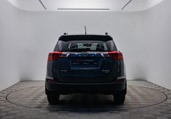 Подержанный автомобиль Toyota RAV4 2013 года (6 фото)