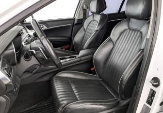 Подержанный автомобиль Genesis G70 2019 года (20 фото)