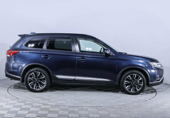 Подержанный автомобиль Mitsubishi Outlander 2022 года (4 фото)