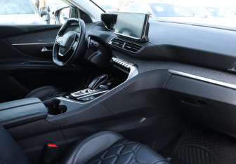 Подержанный автомобиль Peugeot 3008 2022 года (9 фото)