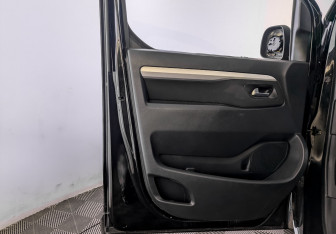 Подержанный автомобиль Peugeot Traveller 2021 года (20 фото)