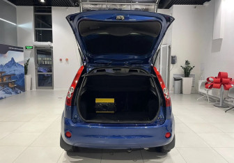 Подержанный автомобиль Ford Fiesta Hatchback 2006 года (7 фото)