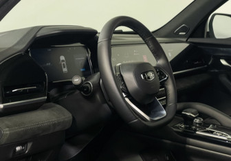 Подержанный автомобиль Geely Monjaro 2025 года (13 фото)