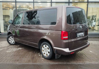 Подержанный автомобиль Volkswagen Caravelle 2011 года (6 фото)