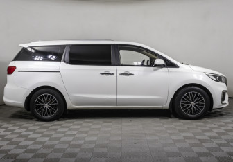 Подержанный автомобиль Kia Carnival 2018 года (4 фото)
